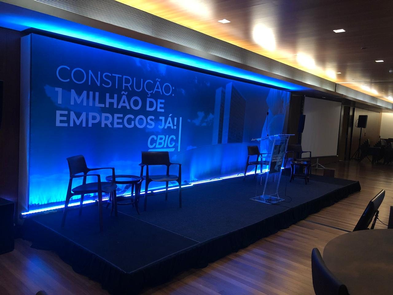 Palco CBIC com fundo impresso e iluminação azul embutida na base e no topo do painel