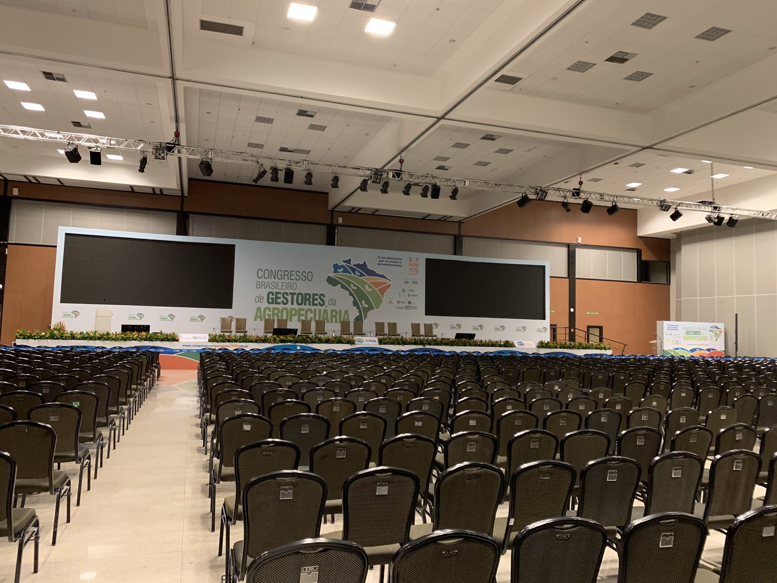 Vista do auditório completo com centenas de cadeiras voltadas para o palco montado do Congresso de Gestores da Agropecuária